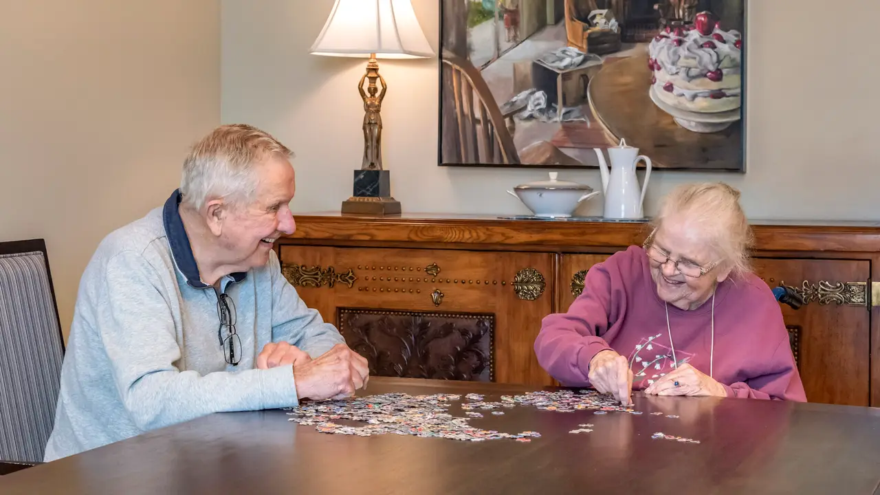 Estoria residents doing a puzzle together