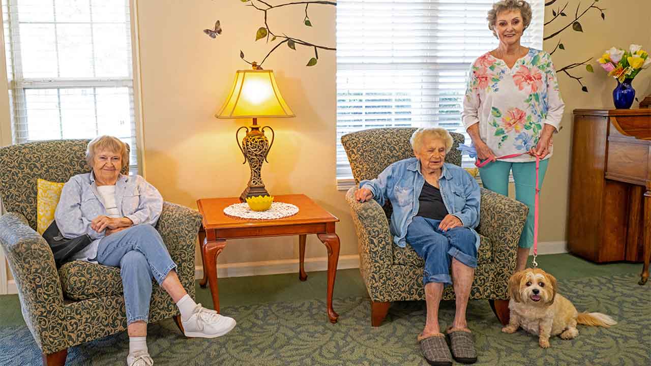 Residents sitting together visiting at Floyd Senior Living